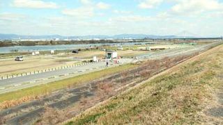 公園には大きな駐車場が完備されている