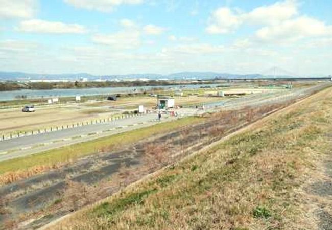 公園には大きな駐車場が完備されている