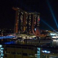 投光機からのライトが放たれ 