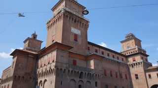 フェッラーラのエステンセ城。居城としてよりも，牢獄のすごさに寒気を覚える。