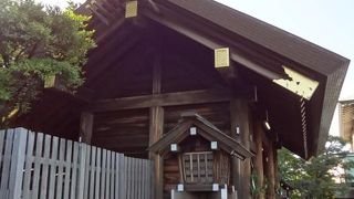 神明檜造（しんめいひのきづくり）の社殿です