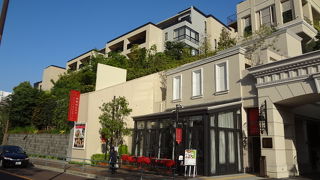 伊勢山皇大神宮に隣接する大きな結婚式場です