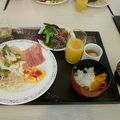 ホテルの朝食，夕食に利用