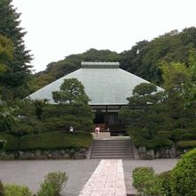 本堂　屋根が大きくて立派