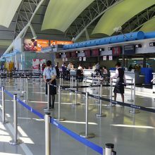 関西空港。チェックインカウンターは空いていた。