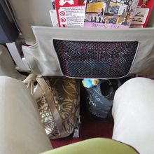 どこでも座席間はこんなものでしょう。身長１５５ｃｍです。