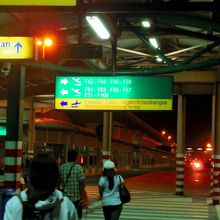 飛行機とゲートの間はこの通路を通ります。クアラルンプール空港