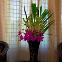 花瓶を借りたら，葉と黄色い花一輪入れて，生けてくれました。