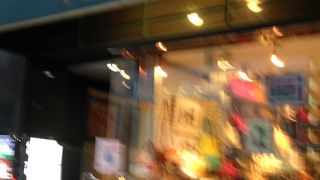 ハンドバッグがたくさん並んでいた