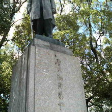 高台の上に建っています。