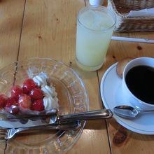 イチゴタルトとりんごジュース、コーヒー