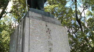 日本の金融街を見守る先駆者の銅像