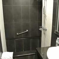 固定、可動のシャワーあり