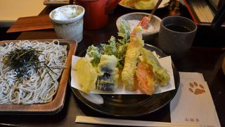 塩で食べる天ぷらがお勧めです。
