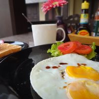 涼しい風が通る２階のテラスで朝食がとれます。