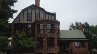 煉瓦造りの独特の外観が印象的