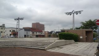 ここの地下駐車場に止めて空港の利用を訴える