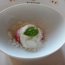 アミューズは、　ふわふわのカプレーゼ