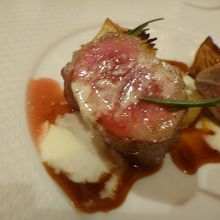 子羊カレ肉と葉玉葱のソテー、ペコリーノチーズのソース