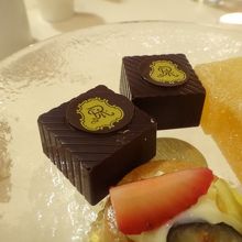 デザートの後のコーヒータイムに、小菓子のアソートプレート