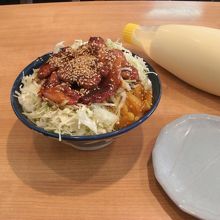 これがバラ丼。マヨネーズはダイエット中注意！