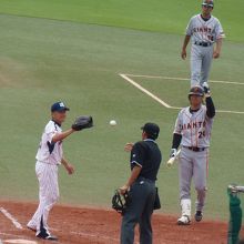 ヤクルト石川投手と巨人高橋由伸選手