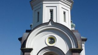 高台にあります。