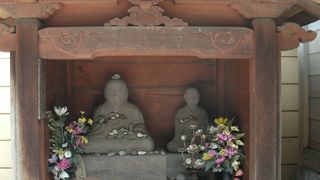 大師さま(石像)の頭などに小石が・・