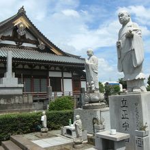 日蓮聖人像と本堂