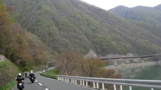 国道沿いの人造湖