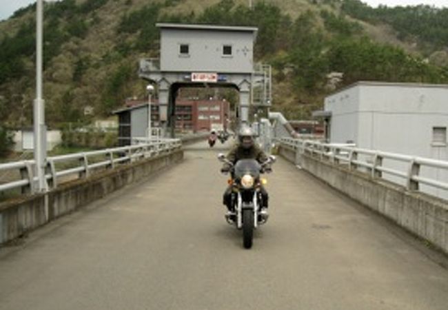 山間のこじんまりしたダム