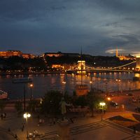 王宮の丘が徐々にライトアップされます。