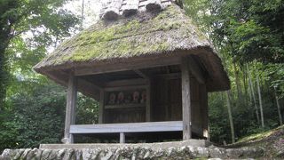 江戸時代を偲ばせる古い茶堂は今でも使われているところがあります