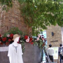 メインエントランスの花火の広場です。