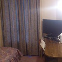 シングルの部屋です。机は、仕事をするのに十分な幅があります。