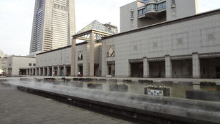 横浜美術館の前にある広場です