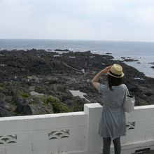 灯台から薩摩半島最南端を眺める