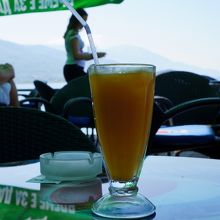 オレンジジュースは生絞り