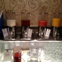 冷たい飲み物。あとコーヒーマシンもホットミルクもあります。