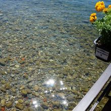 透き通った湖も見える