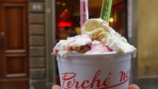 歩道にベンチがおいてあります。場所は良すぎるが，味は良すぎるほどでは。。。