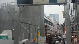 相変わらず修学旅行の生徒が多い。