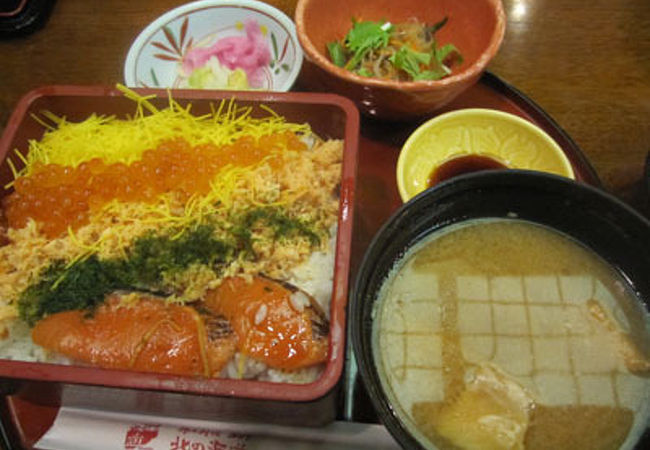 ランチはボリュームたっぷり。