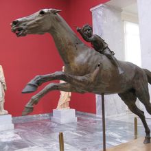 馬に乗った少年像