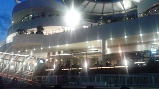 お洒落なショッピングセンター