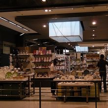 スーパーには食器や雑貨類まで揃っている