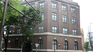 日本大通り駅入り口がこのビルにあります