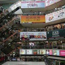 店舗数は数知れず。丸一日歩けます