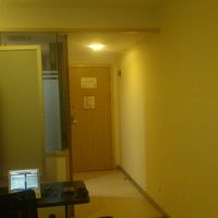 デスクの幅も結構広いです。冷蔵庫もあります。