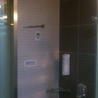 ガラス張りのお風呂です。部屋側はブラインドがあります。